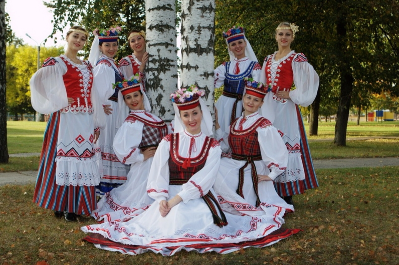 Беларусь группа стран. Белорусский национальный костюм. Белорусский народный костюм. Национальная одежда Беларуси. Национальная одежда белорусов.